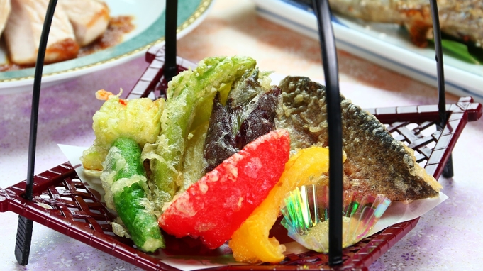 【基本】一番人気★新鮮な川魚と自家製野菜を使った郷土料理■1泊2食　（温泉入浴券つき）